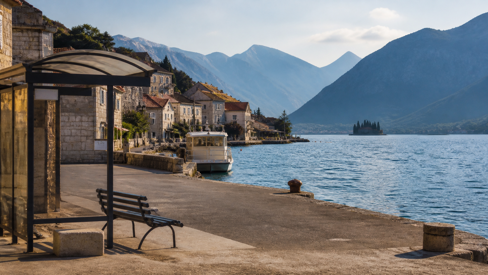 Bucht von Kotor mit Steinorten, ruhigem Wasser, Bergen und Küstenwegen mit Fokus auf Orientierung und ruhige Planung.