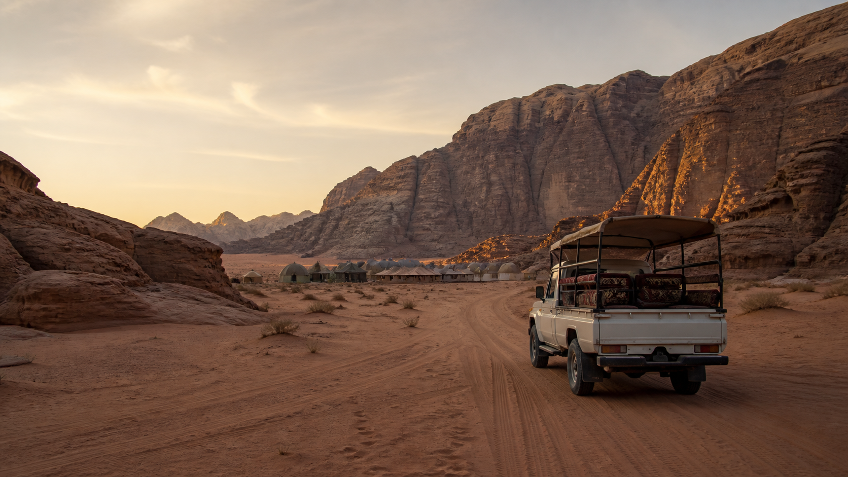 Wadi-Rum-Wüste mit rotem Sand, Felswänden, Camp und ruhigem Sonnenuntergang mit Fokus auf Orientierung und ruhige Planung.