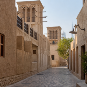 Al Fahidi in Dubai: Wie du Altstadtgefühl und moderne Stadt zusammenbringst
