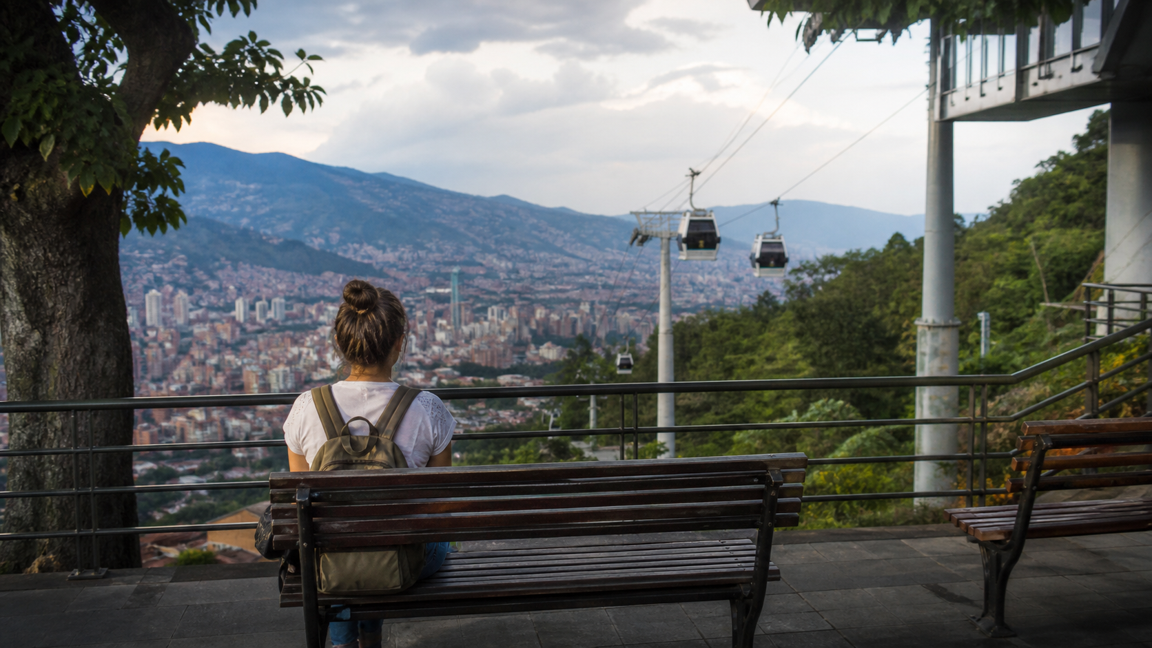 Medellín-Tal mit Metrocable, grünen Hängen, Stadtblick und ruhigem Aussichtspunkt mit Fokus auf Orientierung und ruhige Planung.
