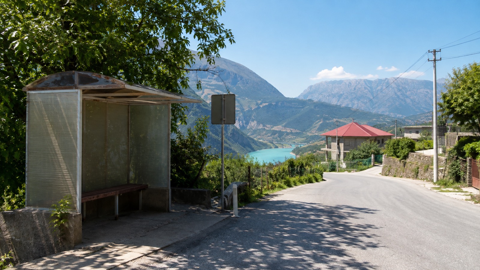 Kleiner Busstopp in einem albanischen Bergdorf als ruhige Routenentscheidung