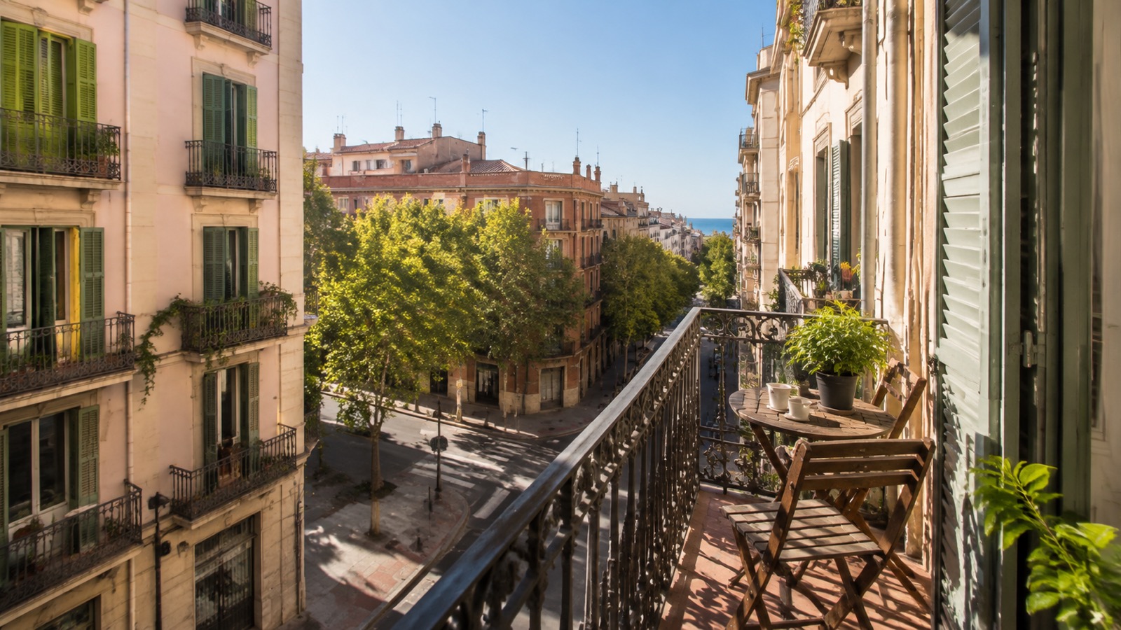 Barcelona-Balkon mit Stadtplan und Blick auf unterschiedliche Viertel