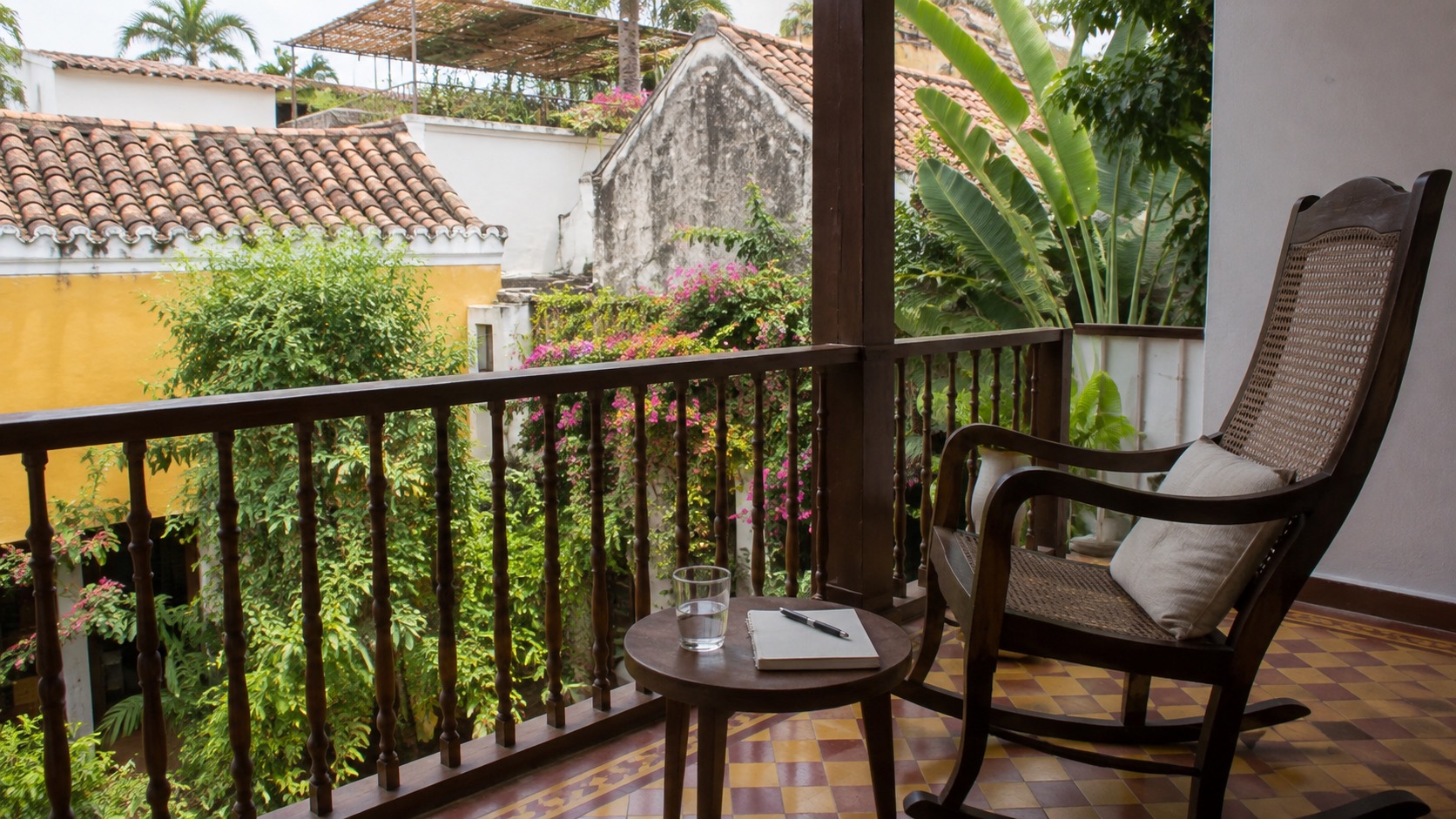 Ruhiger Cartagena-Gästehausbalkon mit Schaukelstuhl, Wasser und leerem Notizbuch